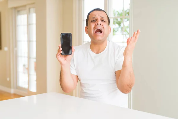 Hombre Mediana Edad Mostrando Pantalla Del Teléfono Inteligente Muy Feliz —  Fotos de Stock