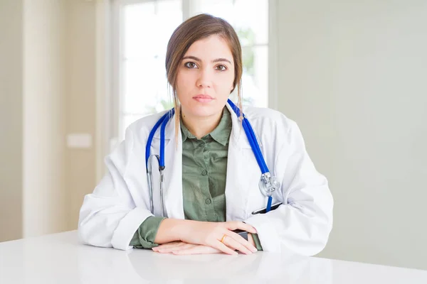 Hermosa Joven Doctora Con Abrigo Médico Estetoscopio Con Expresión Seria —  Fotos de Stock