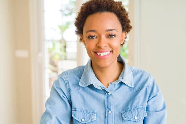 Jovem Mulher Americana Africana Bonita Com Sorriso Feliz Legal Rosto — Fotografia de Stock