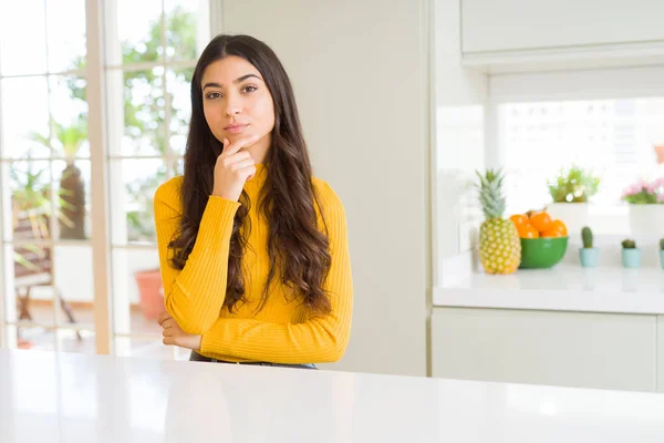 Junge Schöne Frau Hause Auf Weißem Tisch Die Selbstbewusst Die — Stockfoto