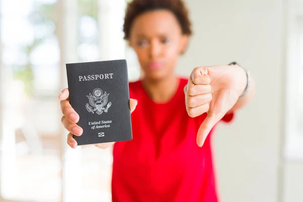 Jovem Afro Americana Segurando Passaporte Dos Estados Unidos América Com — Fotografia de Stock