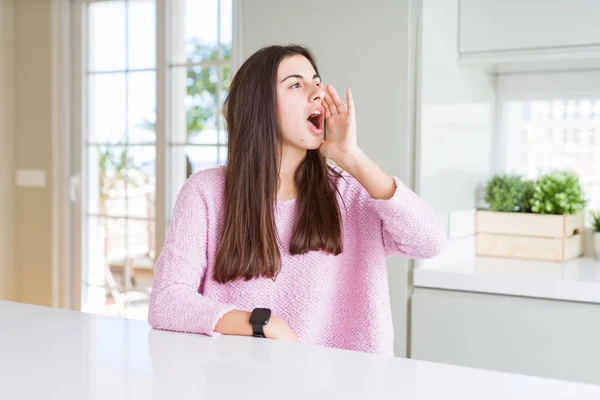 Hermosa Mujer Joven Con Suéter Rosa Gritando Gritando Fuerte Lado —  Fotos de Stock