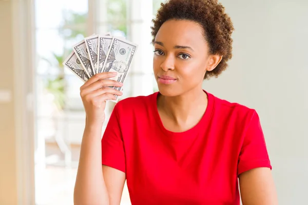 Joven Mujer Afroamericana Sosteniendo Billetes Banco Cincuenta Dólares Con Una — Foto de Stock