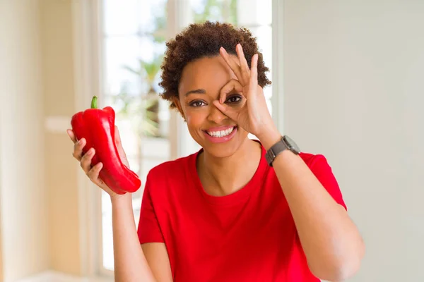 Joven Mujer Afroamericana Sosteniendo Pimienta Roja Fresca Con Cara Feliz —  Fotos de Stock