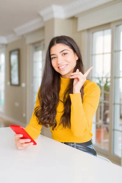 Jovem Usando Smartphone Vermelho Enviando Uma Mensagem Muito Feliz Apontando — Fotografia de Stock