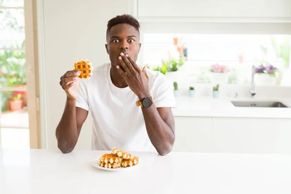 Afroamerické Muže Jíst Sladké Belgické Vafle Kryt Ústa Rukou Šoku — Stock fotografie