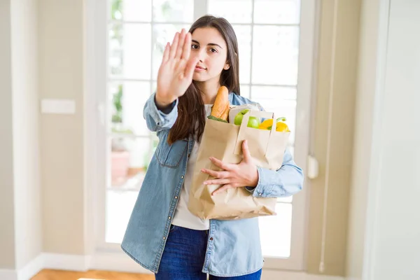 Bella Giovane Donna Che Tiene Sacchetto Carta Pieno Generi Alimentari — Foto Stock