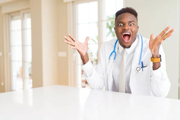 Afryki Amerykański Lekarz Mężczyzna Klinice Obchodzi Szalony Zdziwiony Sukces Podniesionymi — Zdjęcie stockowe