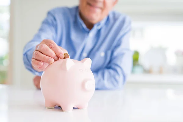 Hombre Poniendo Una Moneda Dentro Alcancía Como Ahorros Sonriendo Confiado —  Fotos de Stock