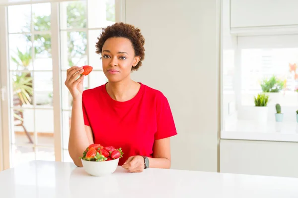 Mladá Africká Americká Žena Jíst Čerstvé Jahody Snídani Výrazem Věří — Stock fotografie
