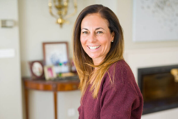 Красивая женщина средних лет улыбается дома
