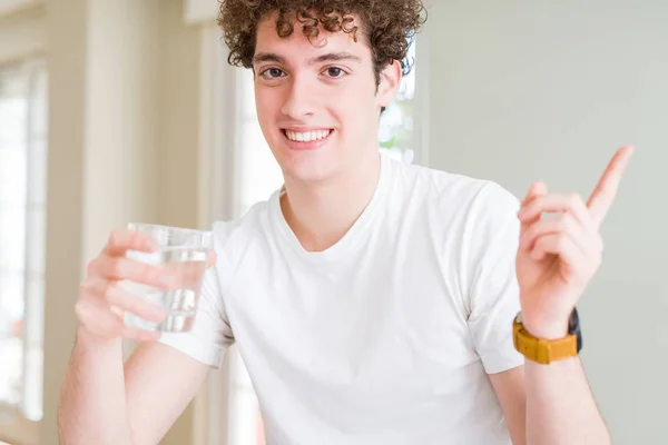 若い男側に手と指とホーム非常に満足しているポイントでの水のガラスを飲む — ストック写真