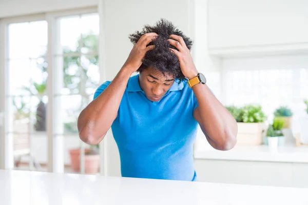 African American Man Home Lijden Aan Hoofdpijn Wanhopig Benadrukt Omdat — Stockfoto