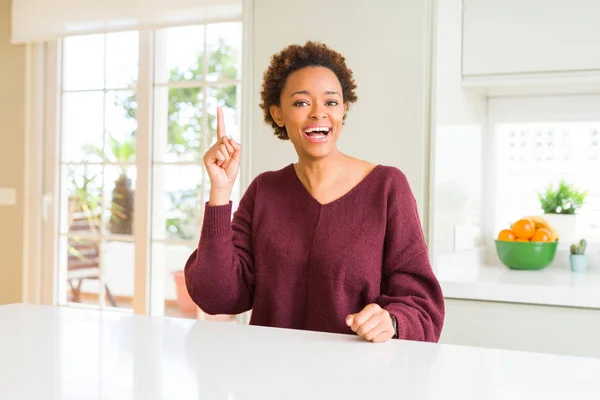 Jeune Belle Femme Afro Américaine Maison Pointant Doigt Avec Une — Photo