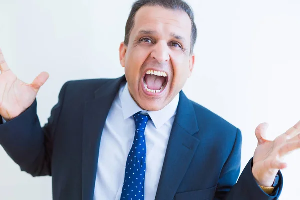 Hombre de negocios de mediana edad celebrando y gritando feliz por succ —  Fotos de Stock