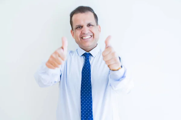 Muž středního věku dělá postive gesto palce s úsměvem do t — Stock fotografie