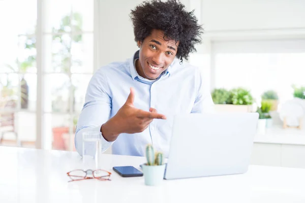 Afro Amerikaanse Zakenman Met Behulp Van Laptop Erg Blij Met — Stockfoto