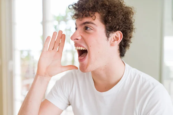 Young Handsome Man Wearing White Shirt Shouting Screaming Loud Side — Stock Photo, Image