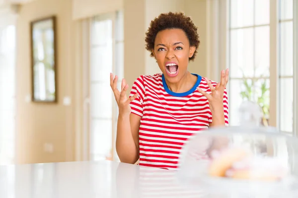 Joven Mujer Afroamericana Hermosa Casa Loca Loca Gritando Gritando Con — Foto de Stock