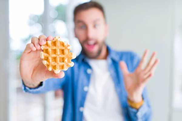 Beau Homme Mangeant Des Crêpes Belges Sucrées Très Heureux Excité — Photo