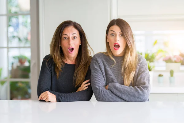 Prachtige Familie Van Moeder Dochter Samen Thuis Bang Geschokt Met — Stockfoto