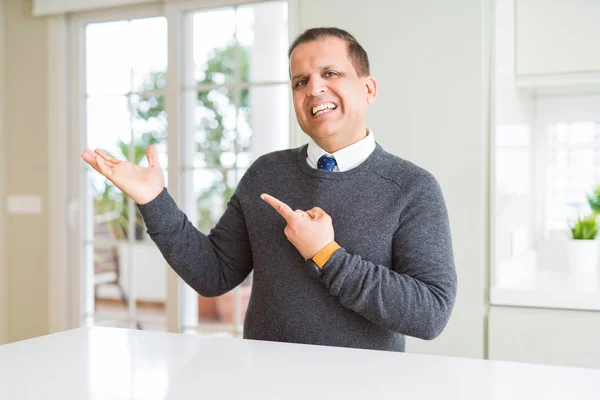 Hombre Mediana Edad Sentado Casa Sorprendido Sonriendo Cámara Mientras Presenta — Foto de Stock