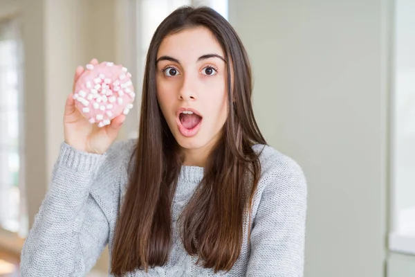 驚き顔 恐怖表現と興奮とショックで怖いシュガー ピンク マシュマロ ドーナツを食べて美しい若い女性 — ストック写真