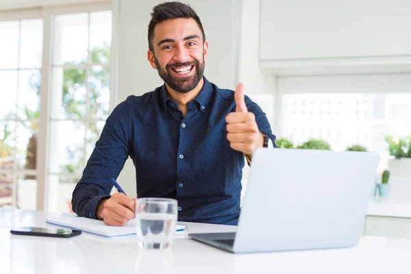 Hombre Hispano Guapo Trabajando Usando Computadora Escribiendo Papel Feliz Con — Foto de Stock