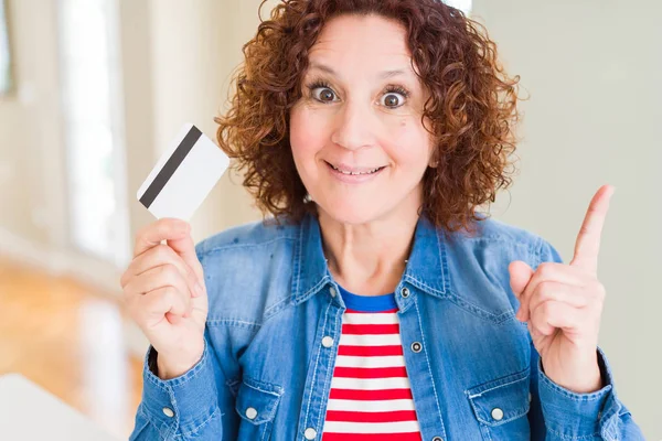 Mulher Sênior Segurando Cartão Crédito Como Pagamento Surpreso Com Uma — Fotografia de Stock