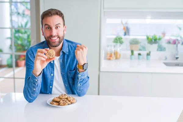 Όμορφος Άνθρωπος Τρώει Σοκολάτα Τσιπ Cookies Ουρλιάζοντας Περήφανος Και Γιορτάζει — Φωτογραφία Αρχείου