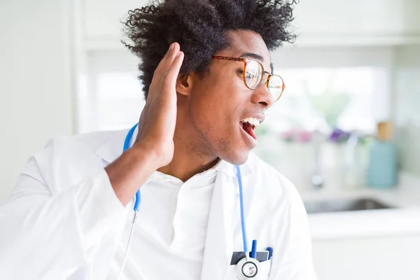 Afrikanischer Amerikanischer Arzt Der Der Klinik Eine Brille Trägt Und — Stockfoto