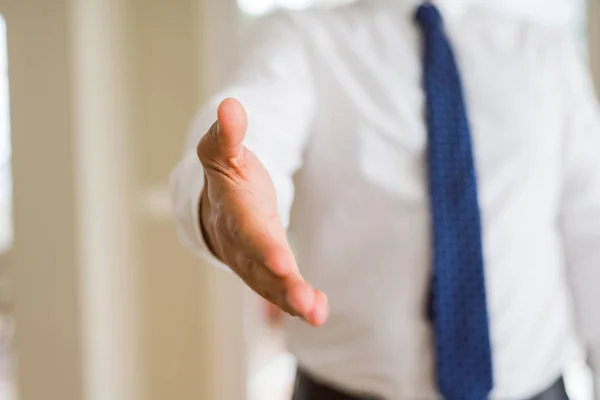 Primer plano del hombre de negocios entregando la mano, concepto de reunión —  Fotos de Stock