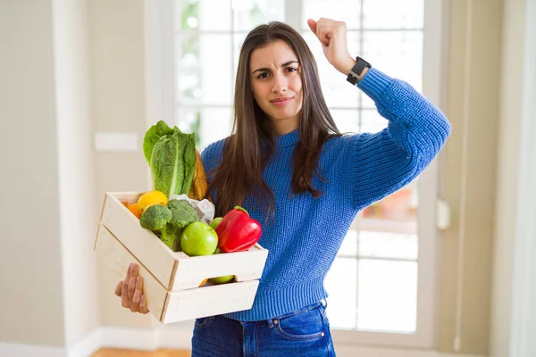 Mooie Jonge Vrouw Met Houten Box Vol Gezonde Boodschappen Boos — Stockfoto