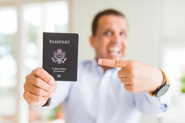 Мужчина Средних Лет Держащий Руках Паспорт Сша Доволен Указывая Рукой — стоковое фото
