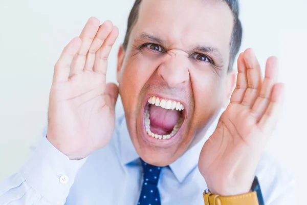 Hombre de mediana edad gritando loco con las manos sobre la boca sobre blanco w — Foto de Stock