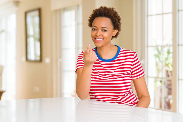 Jovem Mulher Americana Africana Bonita Casa Beckoning Vir Aqui Gesto — Fotografia de Stock