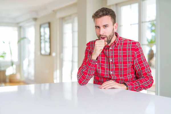 Hombre Guapo Que Usa Una Camisa Colorida Sintiéndose Mal Tosiendo —  Fotos de Stock