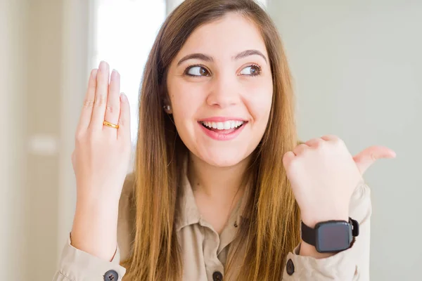 Mooie Jonge Vrouw Weergegeven Alliance Ring Hand Wijzen Tonen Met — Stockfoto