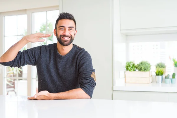 Hombre Hispano Guapo Usando Suéter Casual Casa Haciendo Gestos Con — Foto de Stock