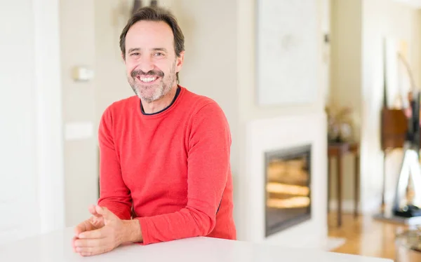 Bonito homem de meia-idade sorrindo olhando para a câmera em casa — Fotografia de Stock