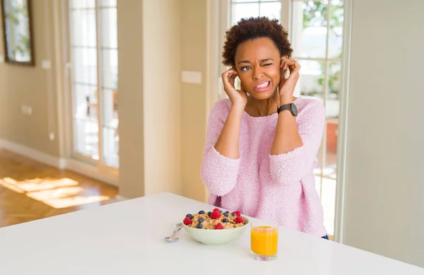 Unga Afroamerikanska Kvinnan Hälsosam Frukost Morgonen Hemma Som Täcker Öronen — Stockfoto