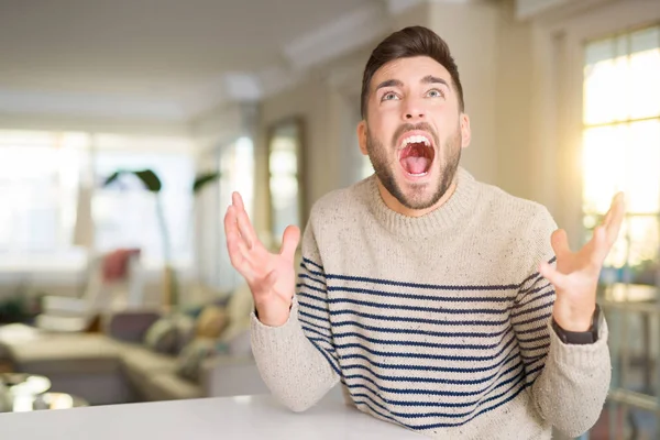 Jovem Homem Bonito Casa Louco Louco Gritando Gritando Com Expressão — Fotografia de Stock