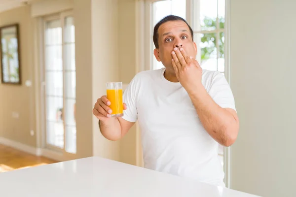 Hombre Mediana Edad Bebiendo Vaso Jugo Naranja Casa Cubrir Boca — Foto de Stock