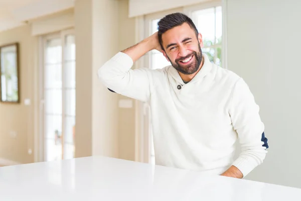 Bonito Homem Hispânico Vestindo Camisola Branca Casual Casa Confundir Perguntar — Fotografia de Stock