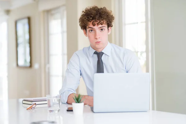 Joven Hombre Negocios Trabajando Con Computadora Portátil Oficina Soplando Mejillas — Foto de Stock