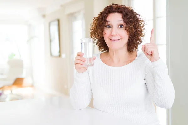Senior Woman Driking Fresh Glass Water Surprised Idea Question Pointing — Stock Photo, Image