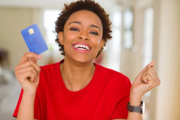 Jovem Afro Americana Segurando Cartão Crédito Gritando Orgulhoso Celebrando Vitória — Fotografia de Stock