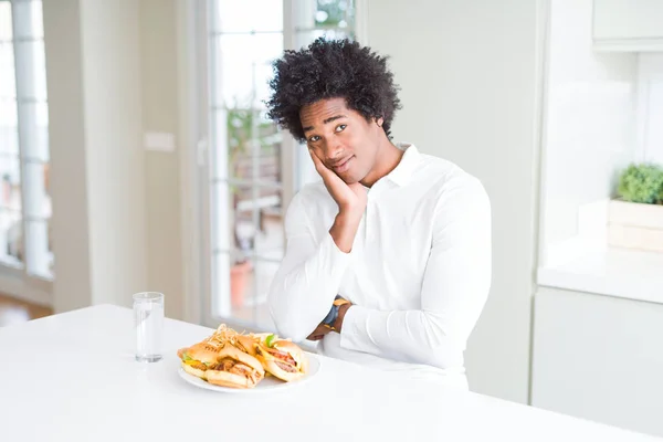 Africká Americká Hladový Člověk Jíst Hamburger Oběd Myšlení Hledá Unavený — Stock fotografie