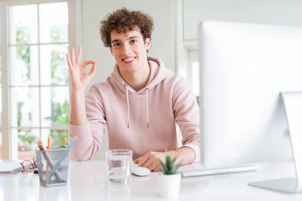 Mladý Student Muž Používající Počítač Dělá Cedulka Prsty Vynikající Symbol — Stock fotografie