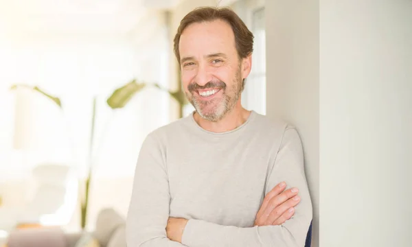 Guapo hombre de mediana edad sonriendo mirando a la cámara en casa — Foto de Stock